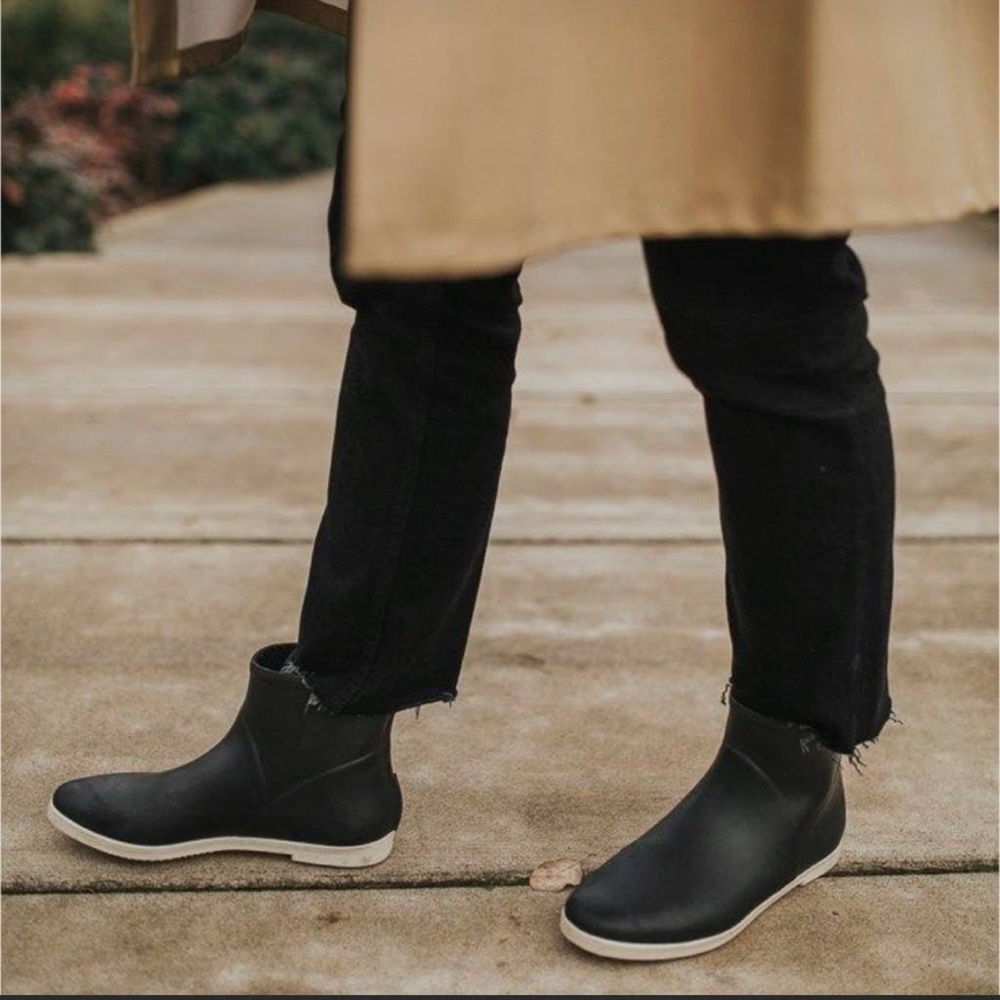 Alice + Whittles Minimalist Rain Boot Black & White Size 8 (best for 7 or 7.5)